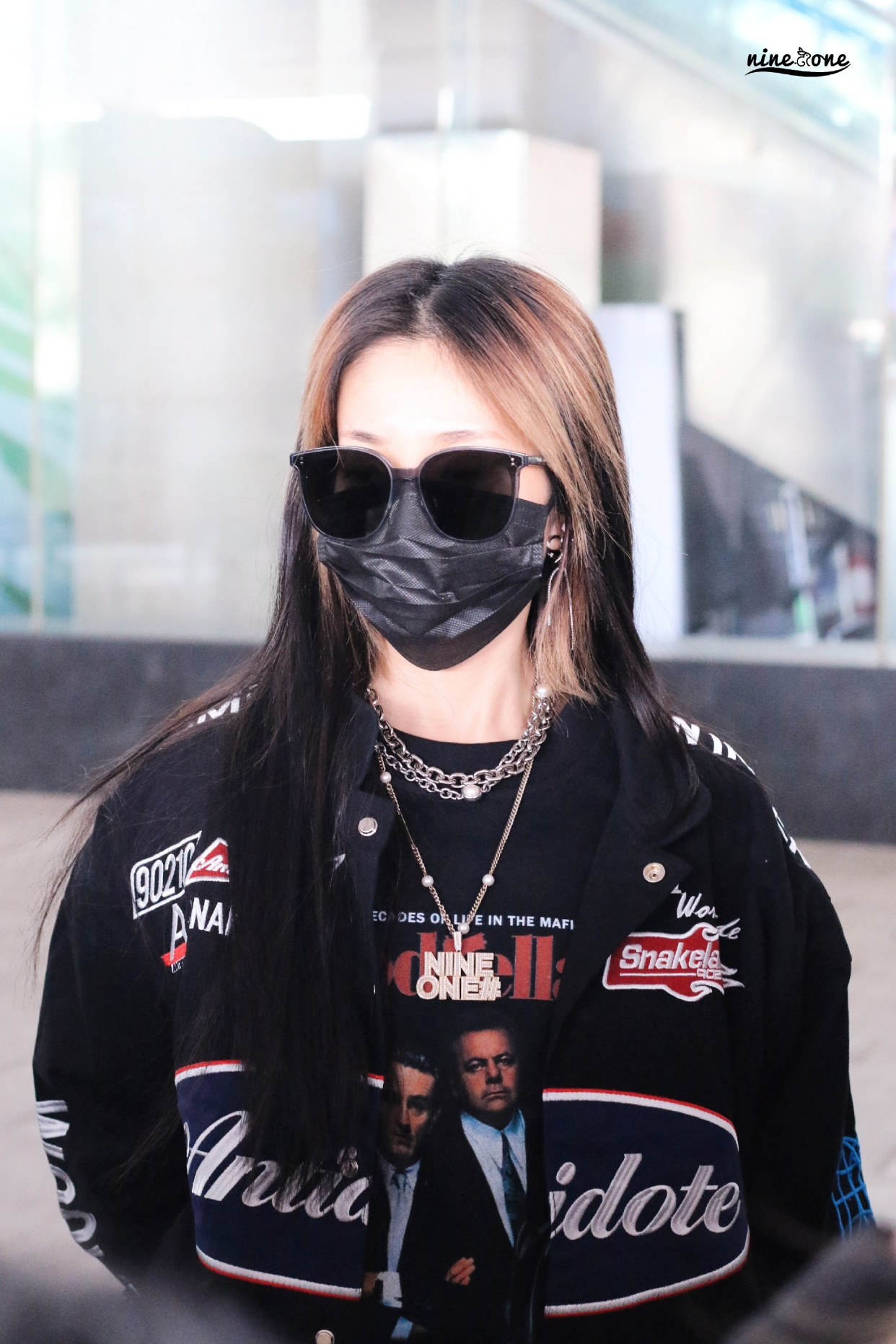 乃万机场look更新,手提老花托特包,气场在线