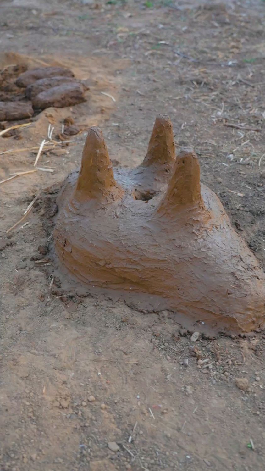 今天手工糊一个泥巴炉子,依稀还记得儿时奶奶教给我制作的方法.