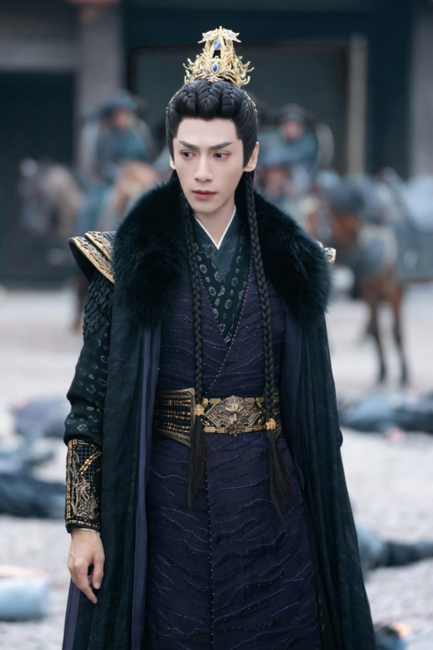 罗云熙《长月烬明》剧照太有氛围感,他的脸比旁边的演员小一圈,虽然瘦