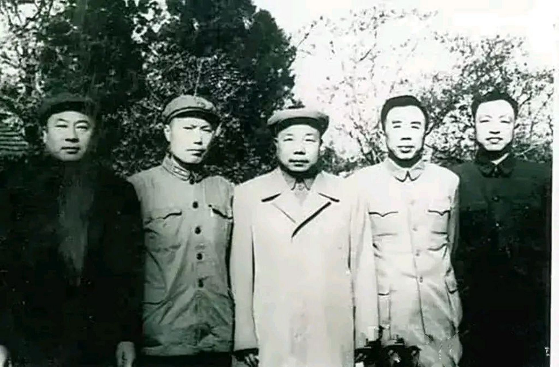 1965年时任中央军委副秘书长萧华将军(左三)同《长征组歌》的作曲家们