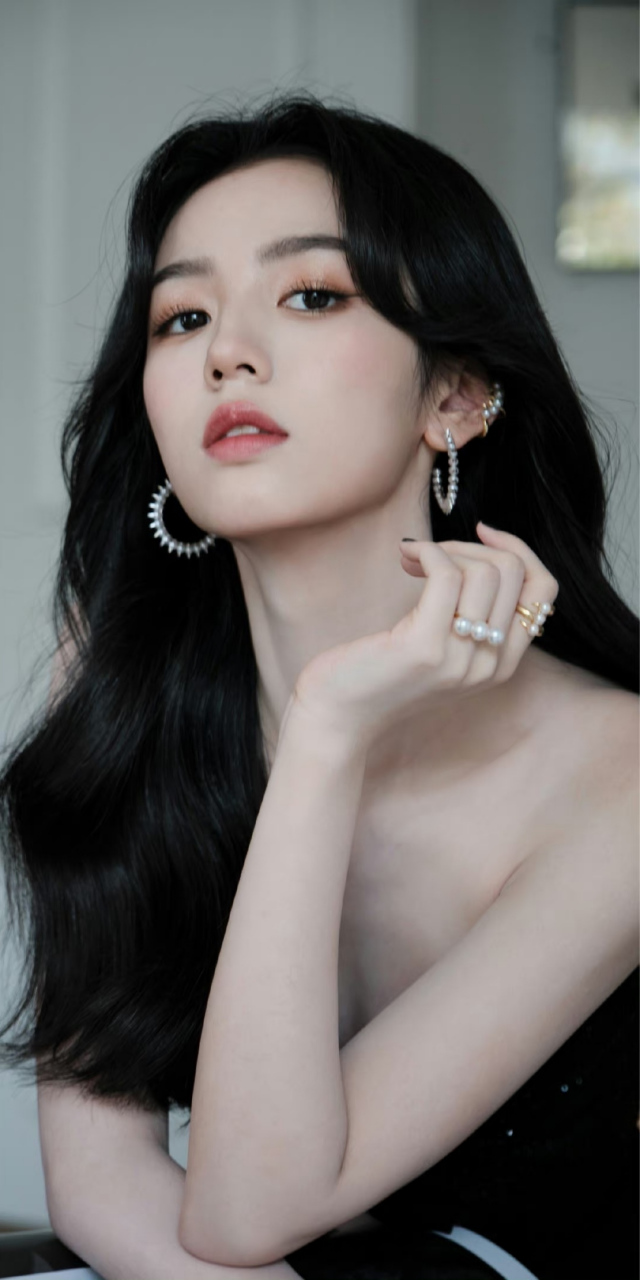 周也# 一袭黑色抹胸裙,大波浪卷发披肩,高贵优雅,冷酷大气,性感迷人