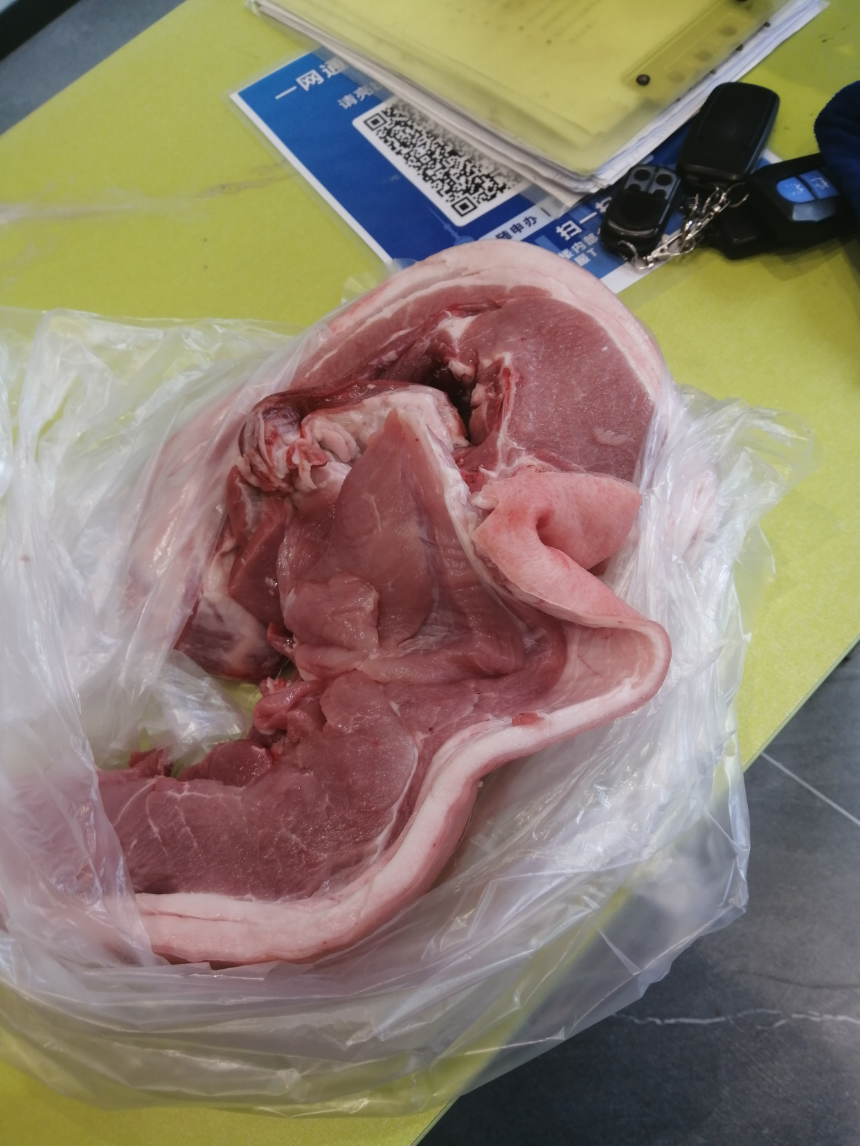 在隔离栏内喊快递小哥让给买肉,六斤240元加跑腿费50元,有良心