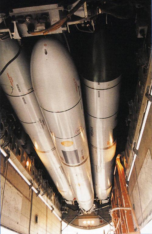 新型轰炸机载弹量是b2两倍,作战半径上万公里