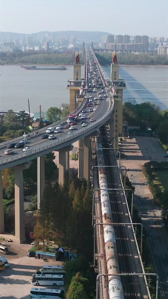 南京長江大橋,舉全國之力建設,新中國兩大奇蹟之一,承載了幾代人的