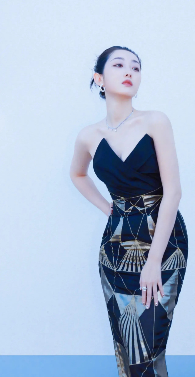 一组蒋梦婕很特别贴身抹胸裙风情万种迷人,很有女人味十足风采抹胸裙