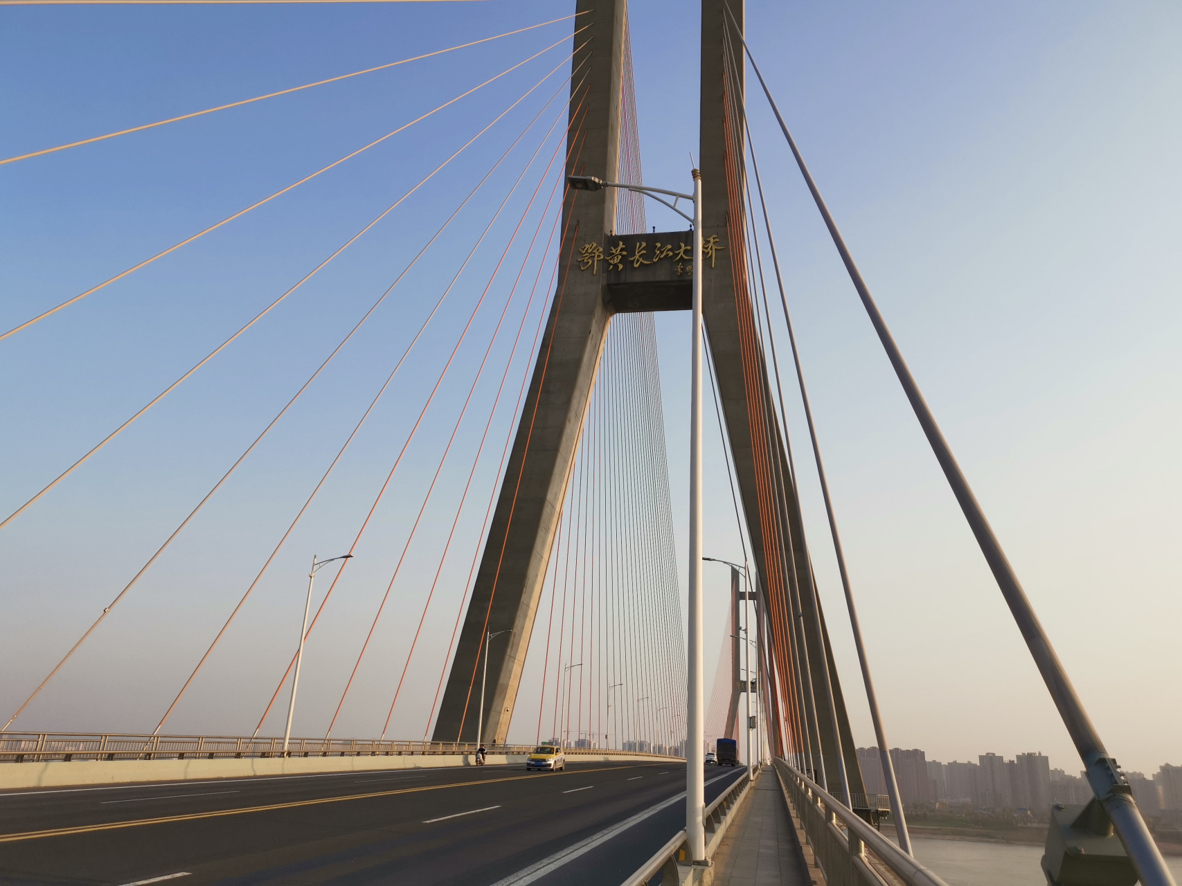 鄂黄长江大桥,夕阳西下,天水一色,如梦如幻!