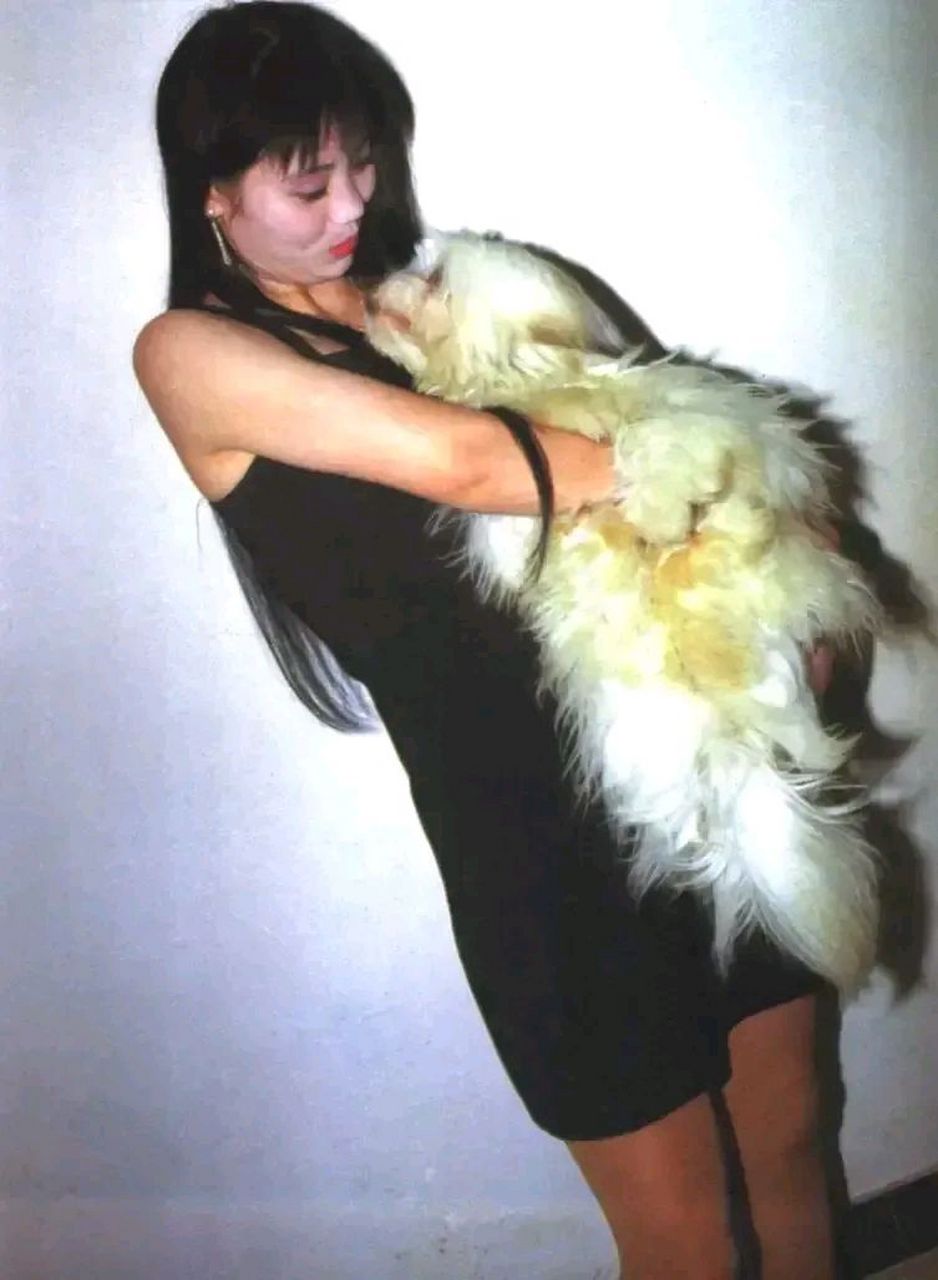 这张照片拍摄于2002年,广东深圳,一个写字楼里的白领,忙完了白天的