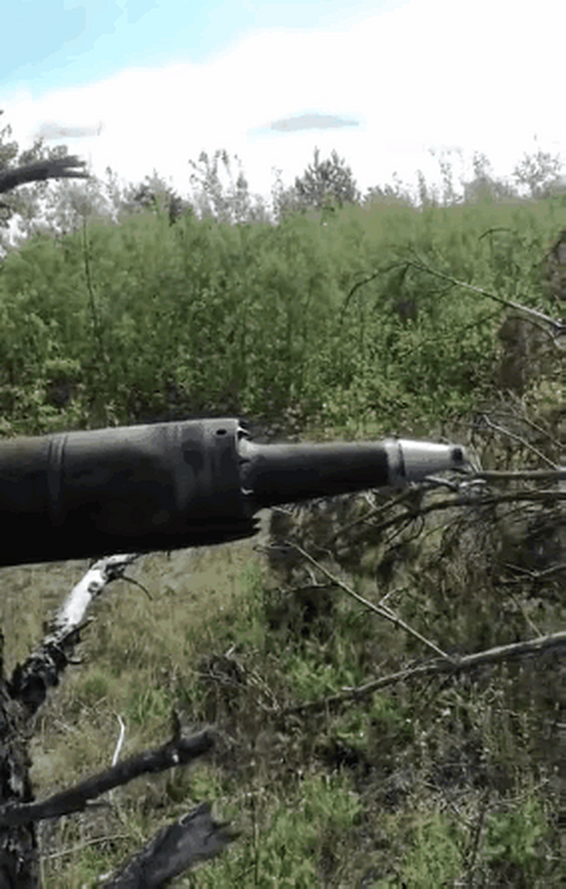 相当罕见的画面:一枚125 毫米 heat(尾翼稳定破甲弹) 坦克炮弹恰到