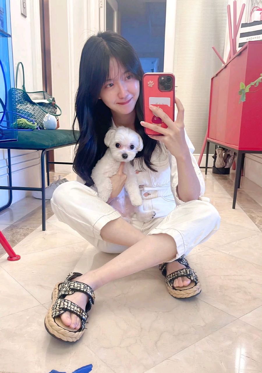 许龄月居家素颜自拍,被她美到了!