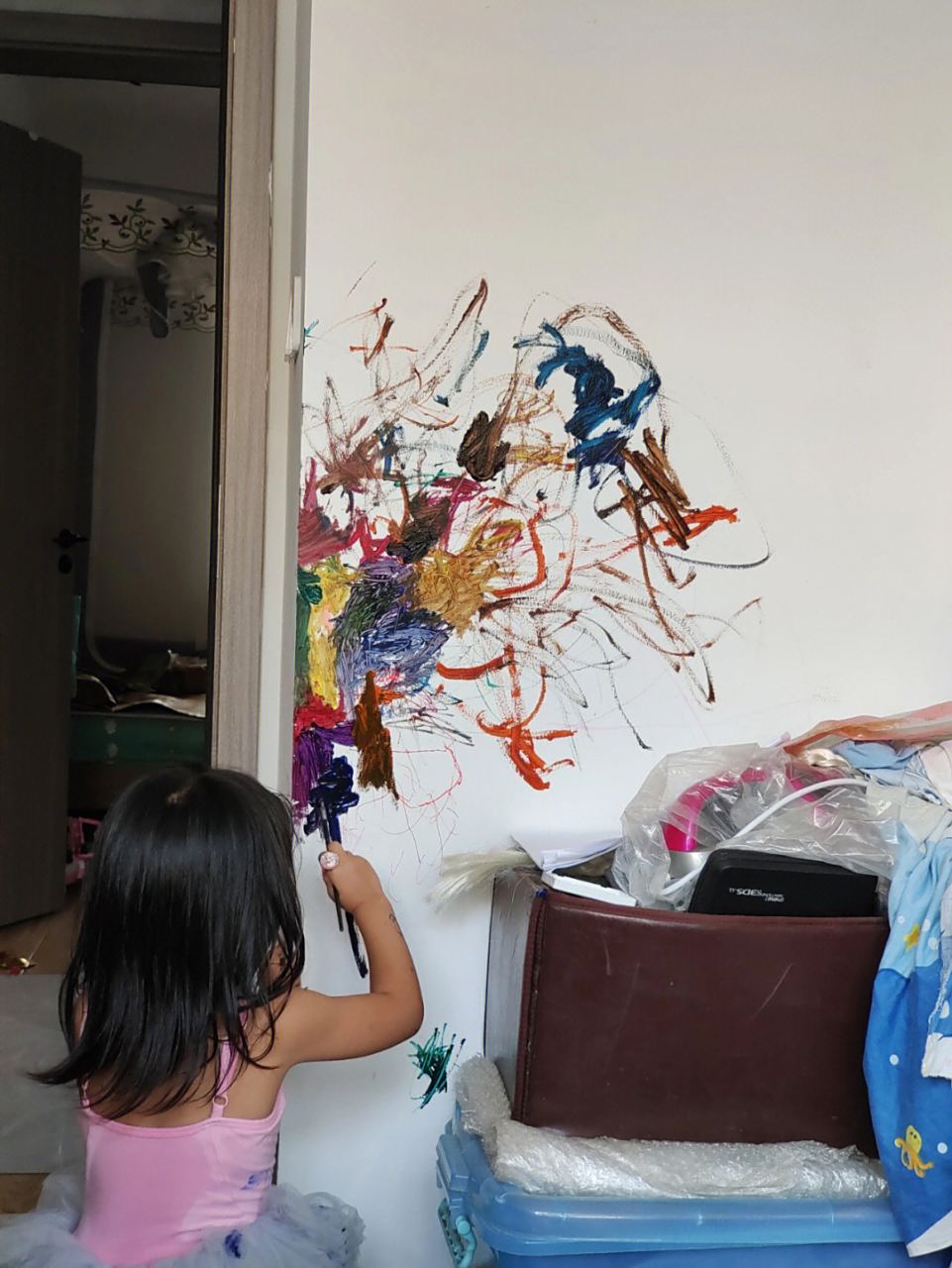 网上一位妈妈吐槽自己四岁的女儿爱在墙上涂鸦, 家里没有一面墙是干净