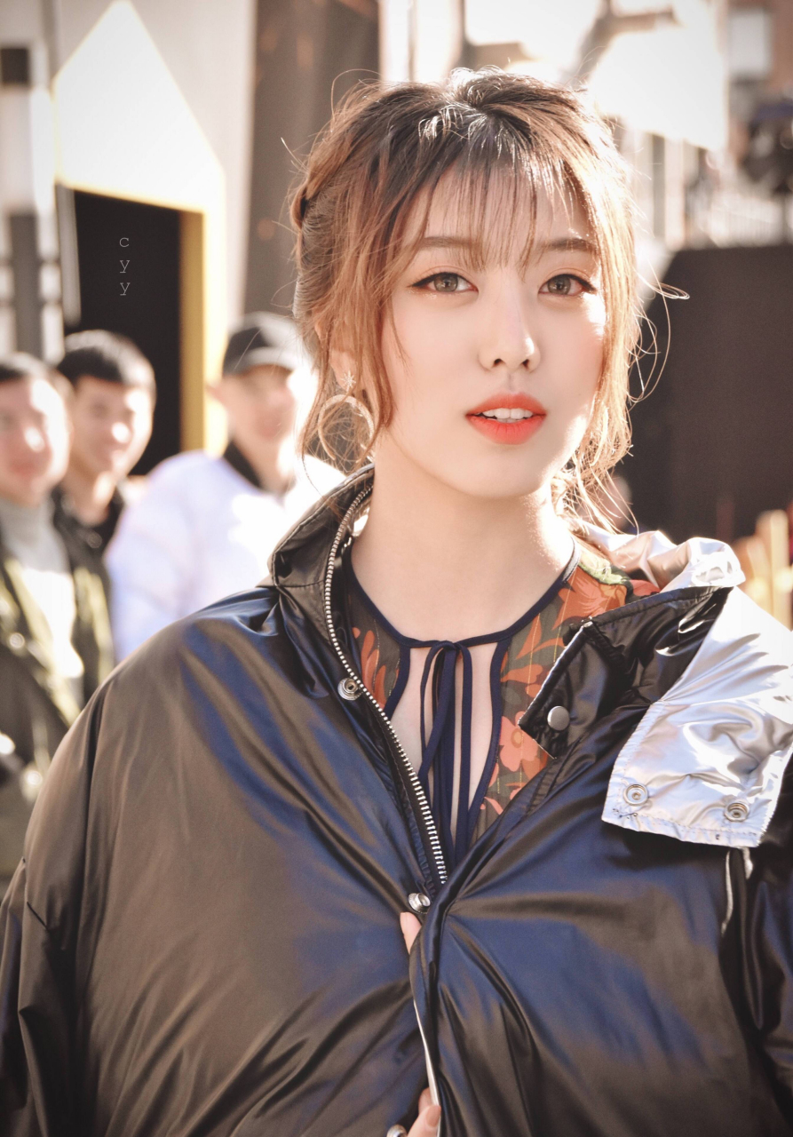 刘人语(reyi),2001年10月10日出生于四川省德阳市,中国内地流行乐女