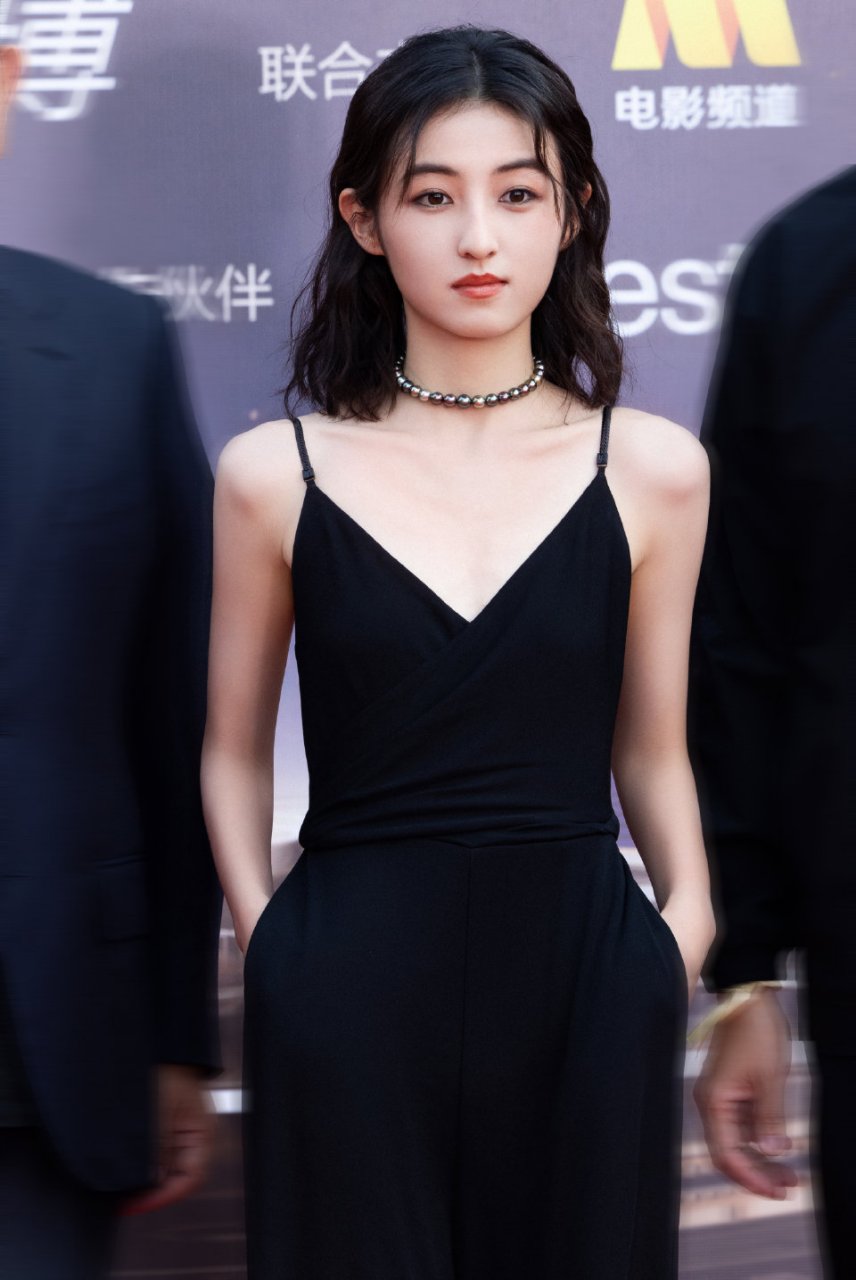 张子枫吊带阔腿裤又甜又酷的,小烟熏妆也好漂亮!