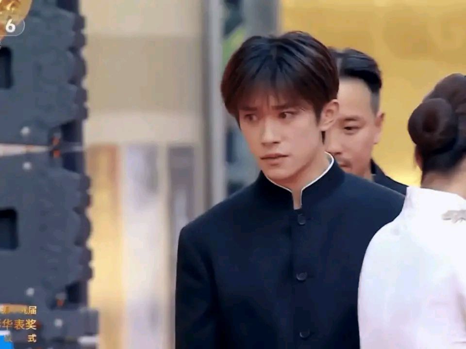 易烊千玺走三次红毯签了个X3