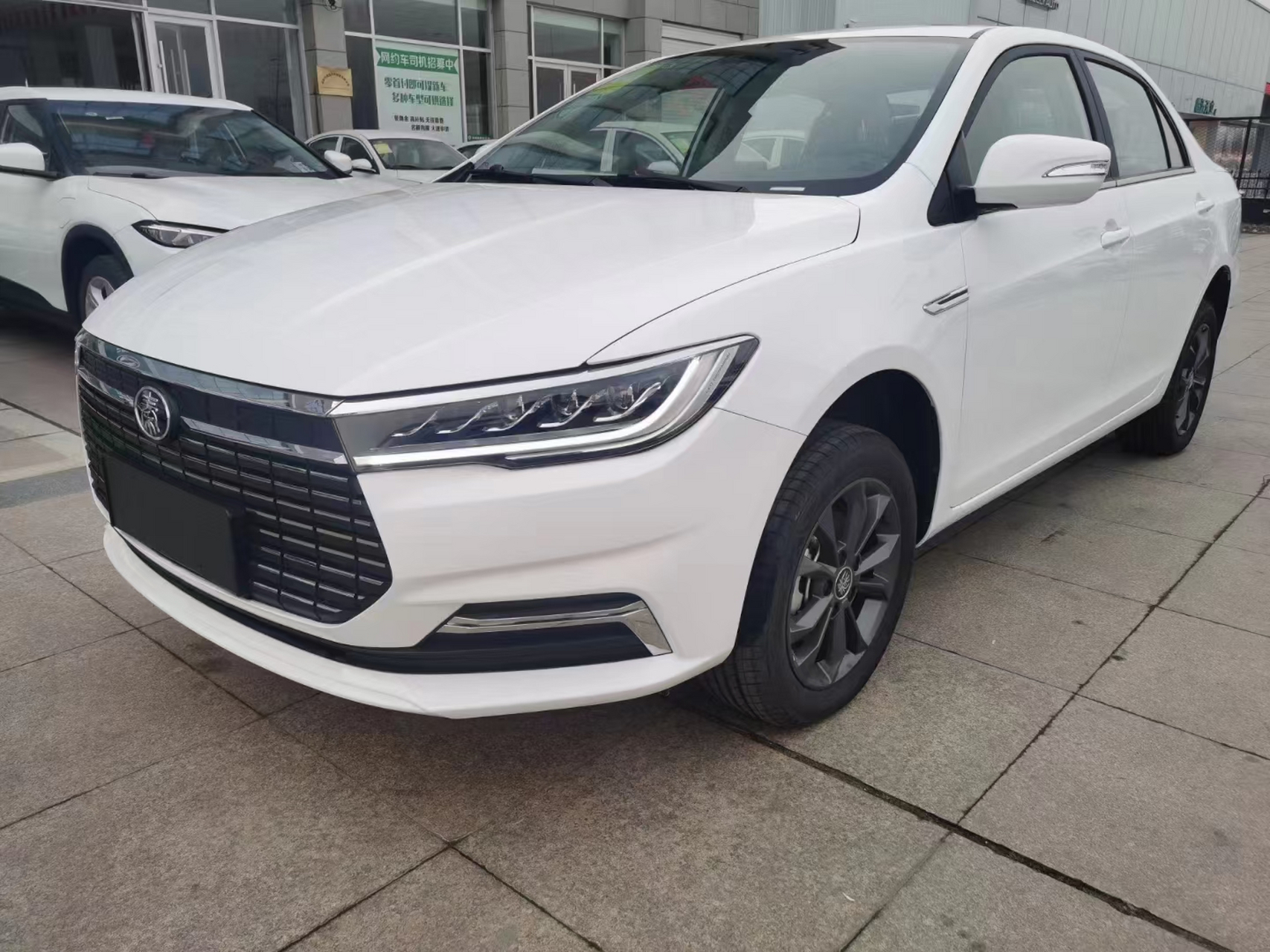 比亚迪秦ev450出行版 指导价165800 配置:天窗,主副驾驶无钥匙进入