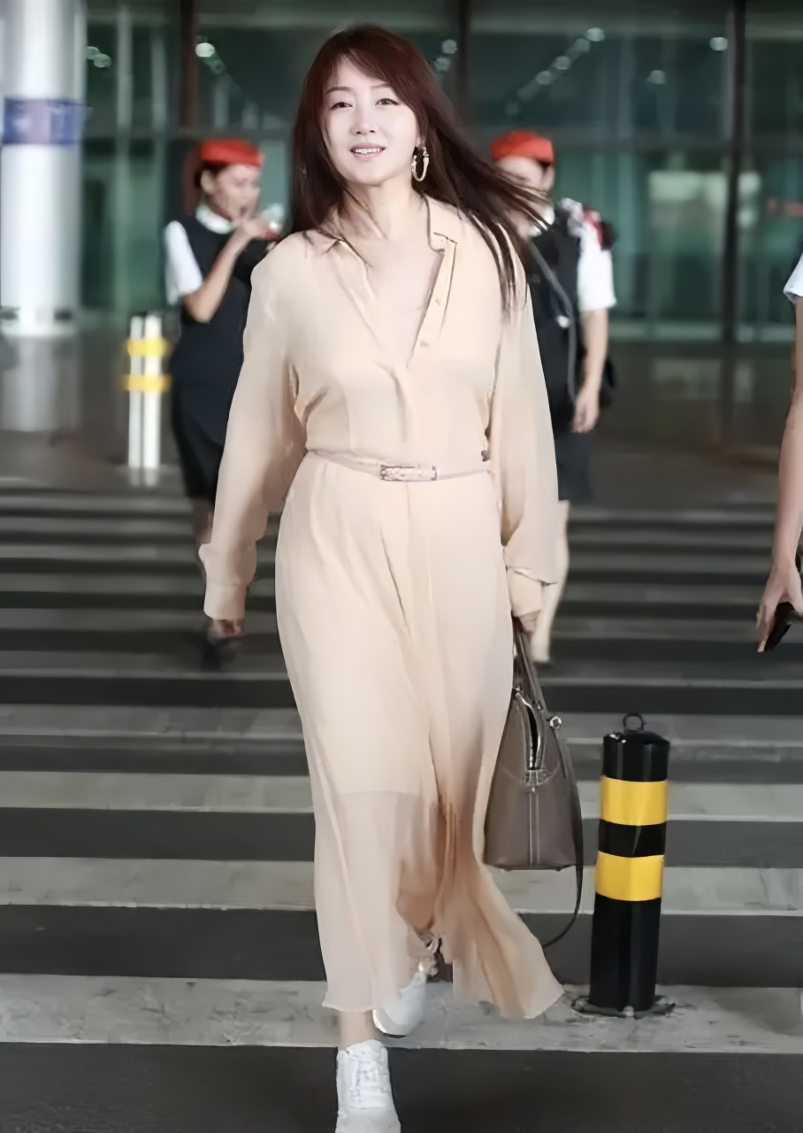 杨钰莹的气质依旧出色,尽管身材稍微丰满了一些,但却散发着非常迷人的