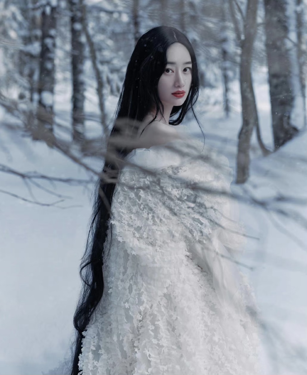 郭晓婷白衣长发,如雪女一般美得不可方物
