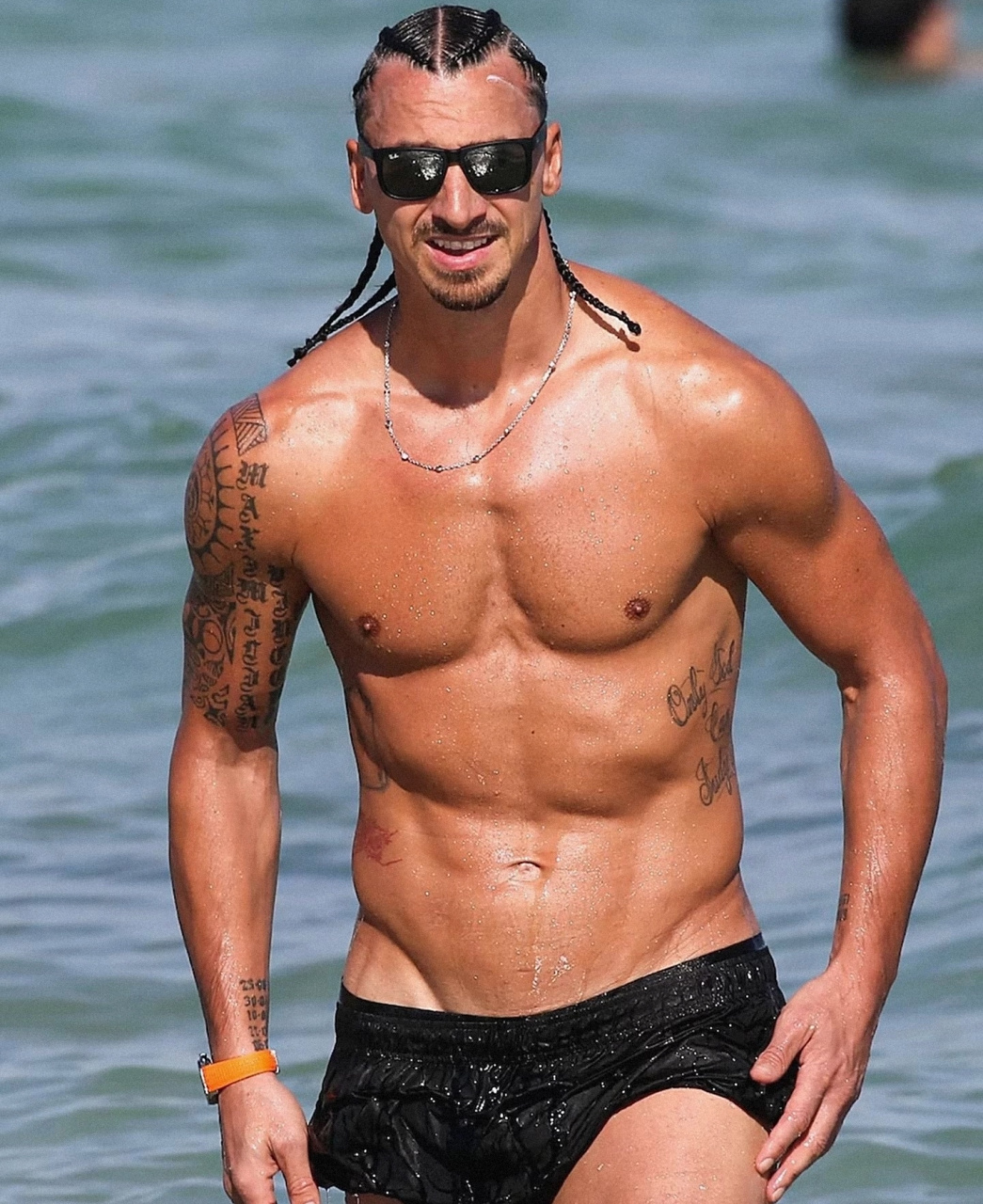 足球传奇球员伊布海边度假,这肌肉怎么样?