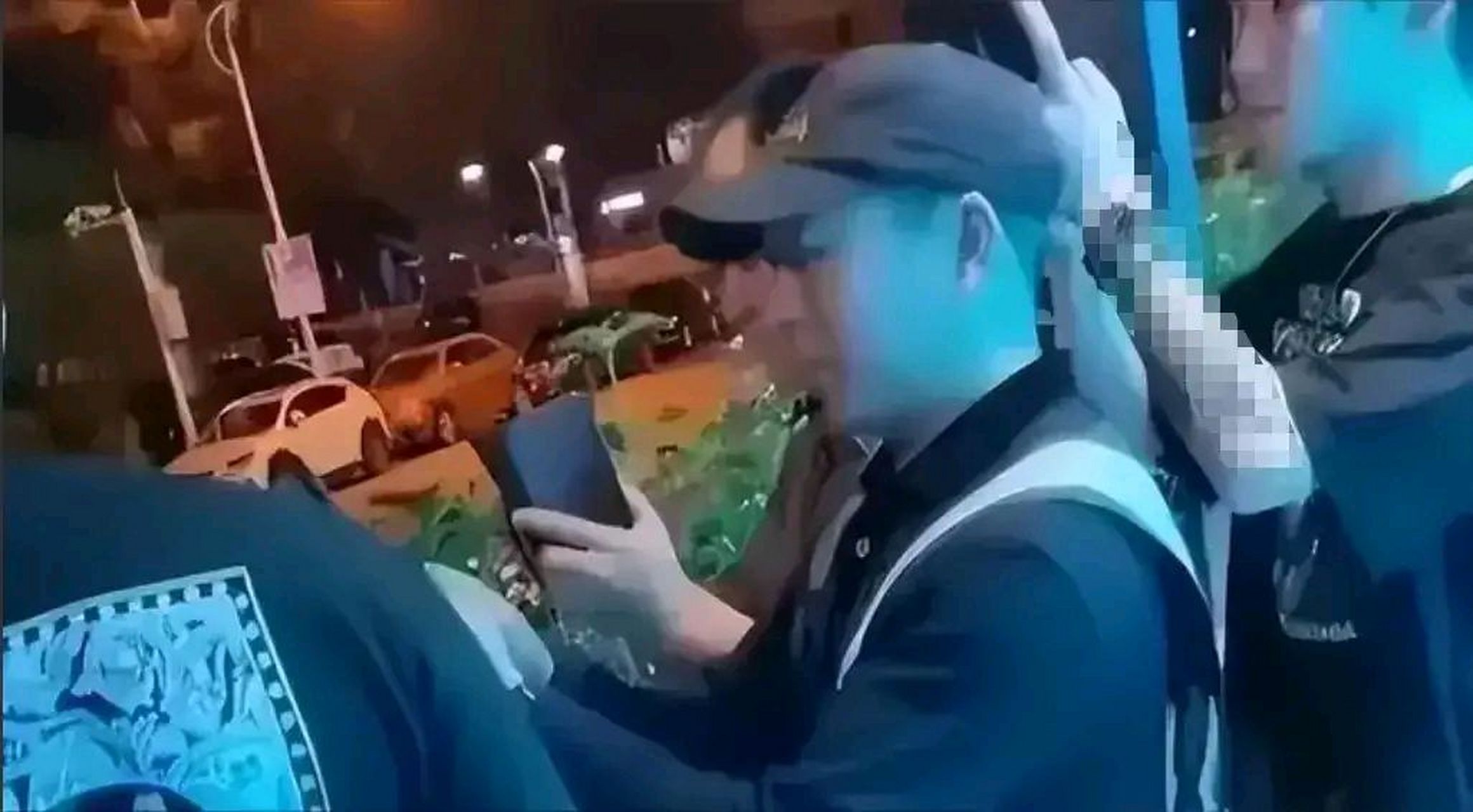 路虎女主人与代驾街头车震… 引发路人围观拍照!