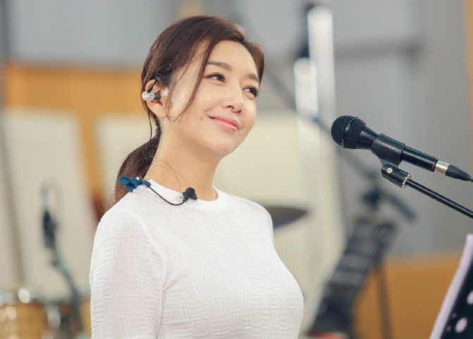 54岁的江珊,身材依旧丰满有型,气质完全不输20岁的小姑娘