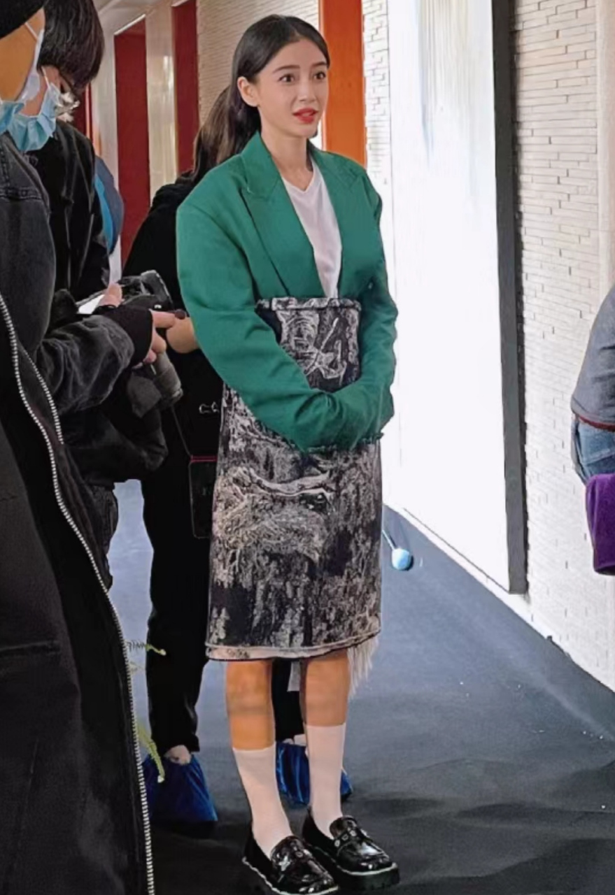 angelababy在空调房拍宣传物料,休息时间拿毯子盖腿非常注意保暖.