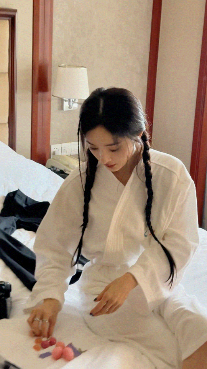 今天幂丽发福利了,有被谁甜到,幂老婆520快乐,旗袍老婆也快乐吧[亲吻]