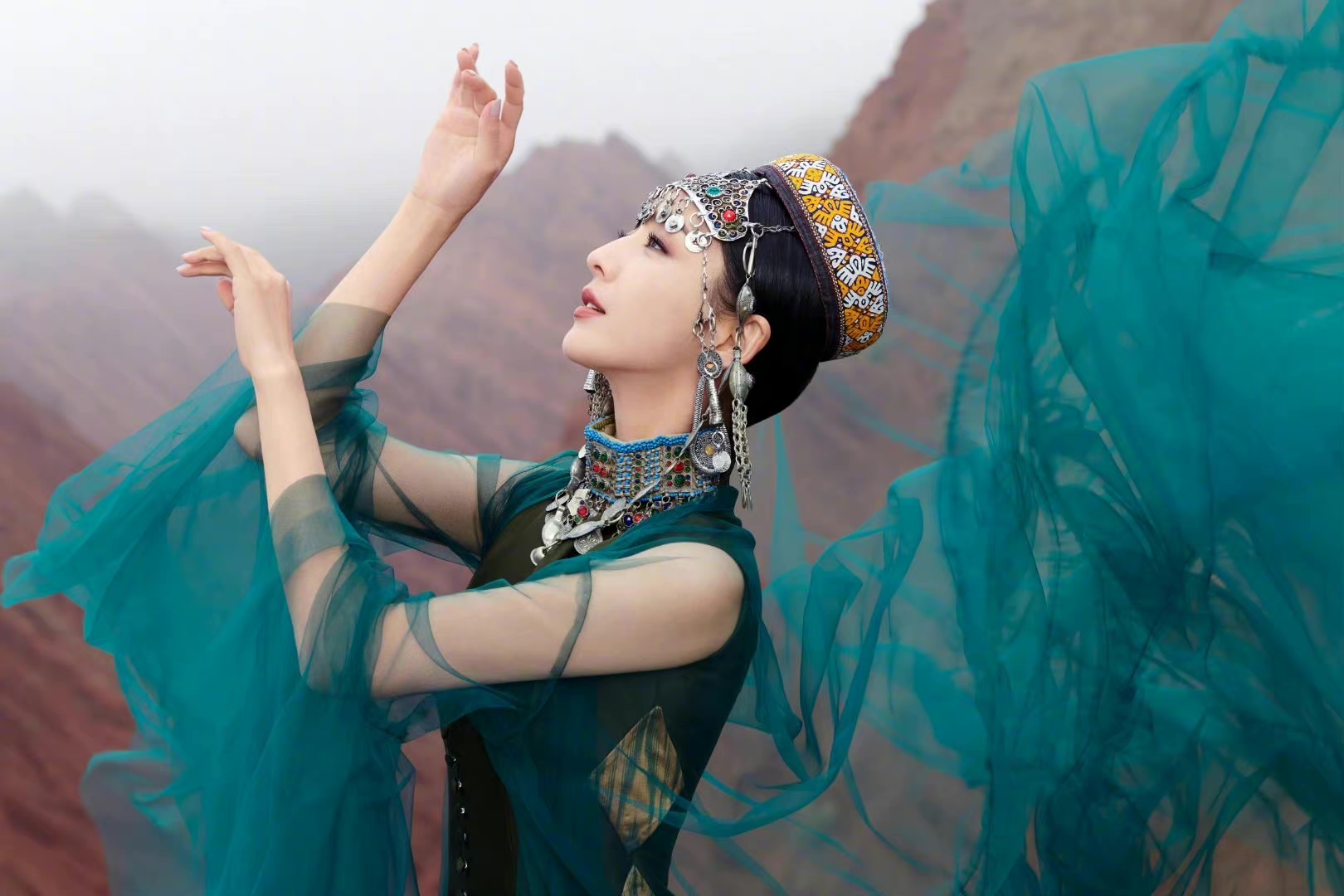 佟丽娅也太美太仙了!宛如敦煌壁画上飞下来的仙子