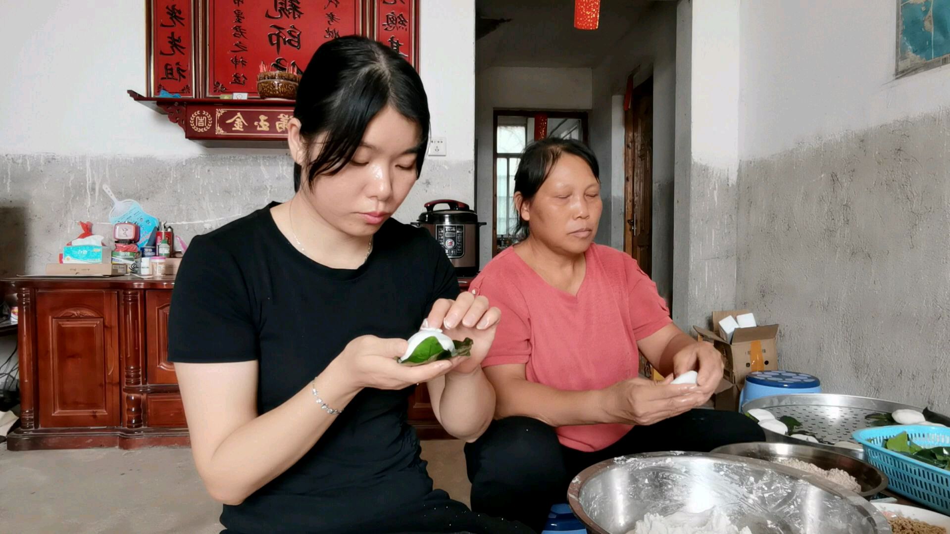 98老人有9个子女,儿媳妇孙女做家乡美食给奶奶吃,你肯定没吃过