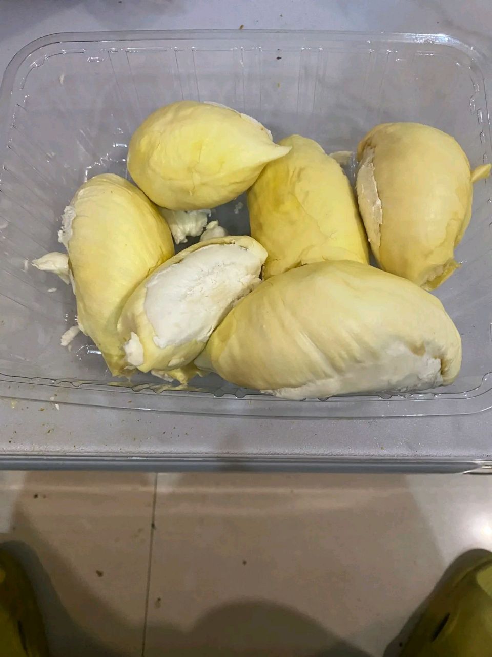 真倒霉,刚刚花了98元刚刚买的榴莲,剥出了这么多的肉,刚想大口开吃的