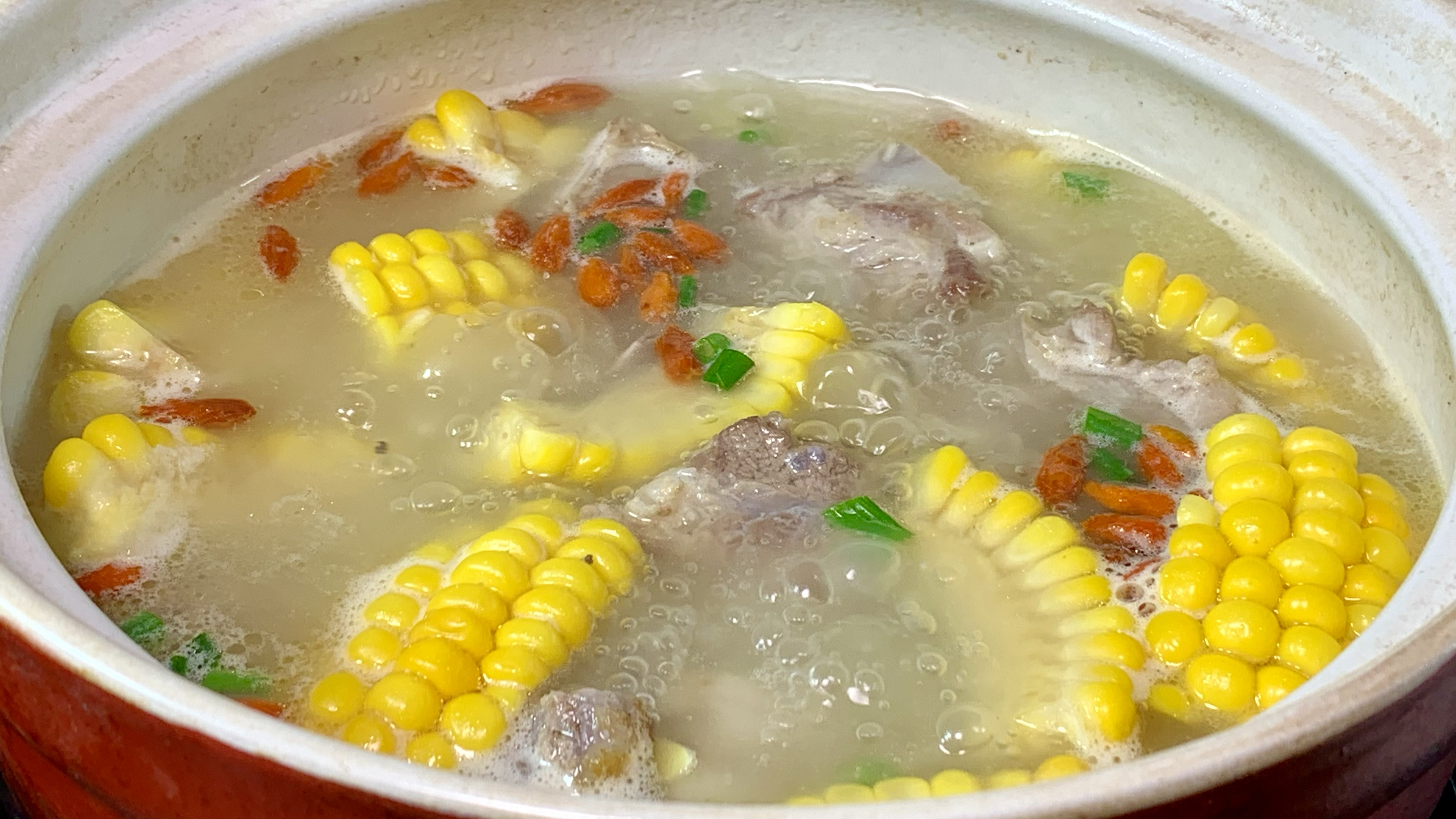 玉米排骨汤不要乱炖，教你正确的做法，汤甜肉香，营养美味