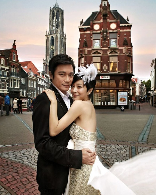 48岁苏岩近照苍老得快要认不出了,现在居然和老公前妻处成朋友