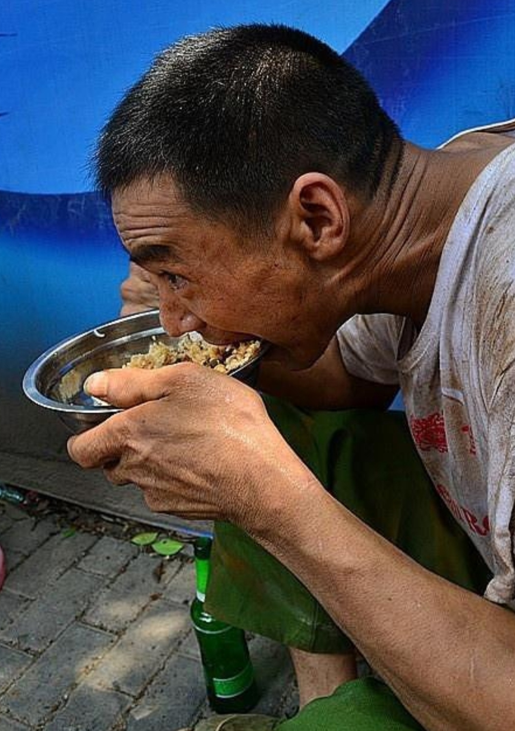 "抱起砖头抱不了孩子,放下砖头养不起孩子"全是男人的托词