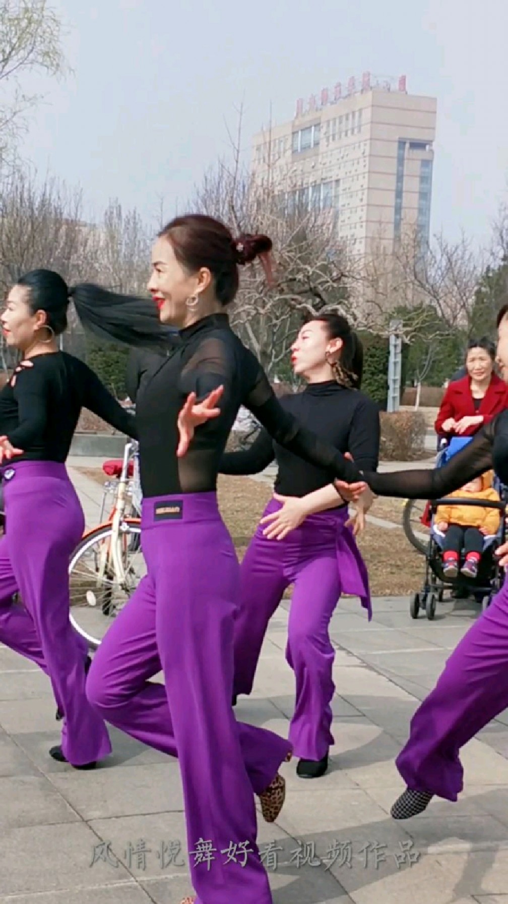 靓丽的唐山四姐妹登场表演精彩吉舞可美啦