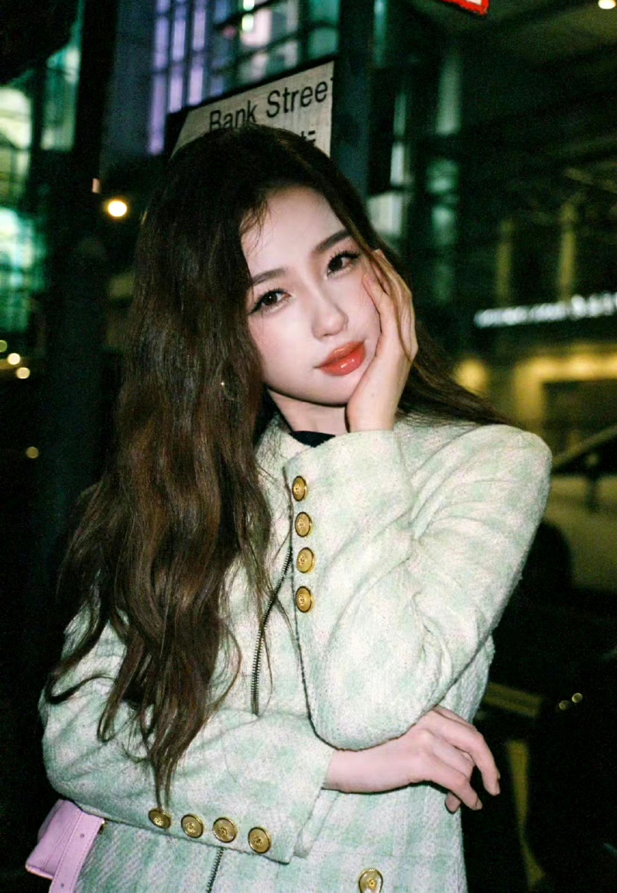 虞书欣这眼镜好别致