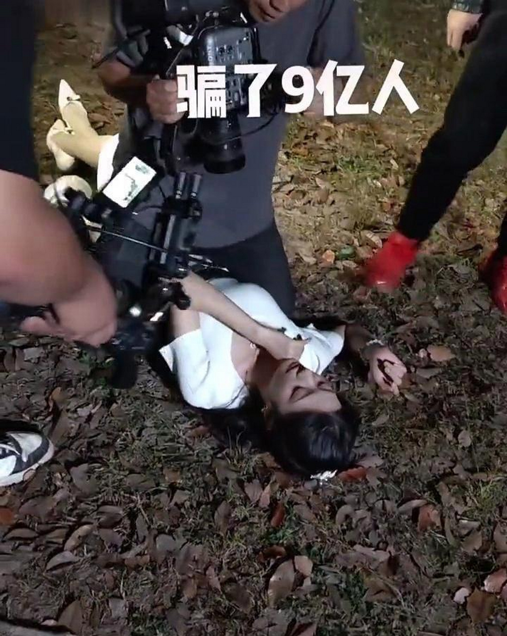 原来强抢民女的戏是这么拍的!摄影师不知道会不会尴尬