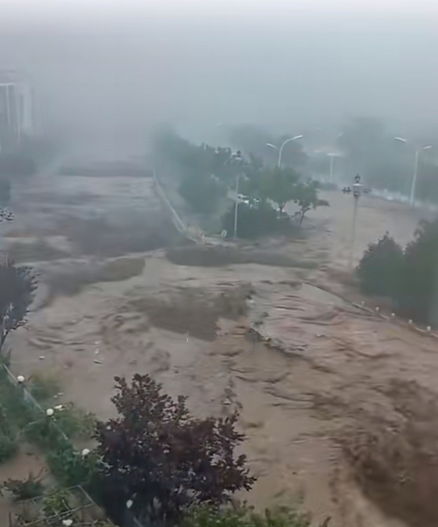 北京广渠门暴雨图片