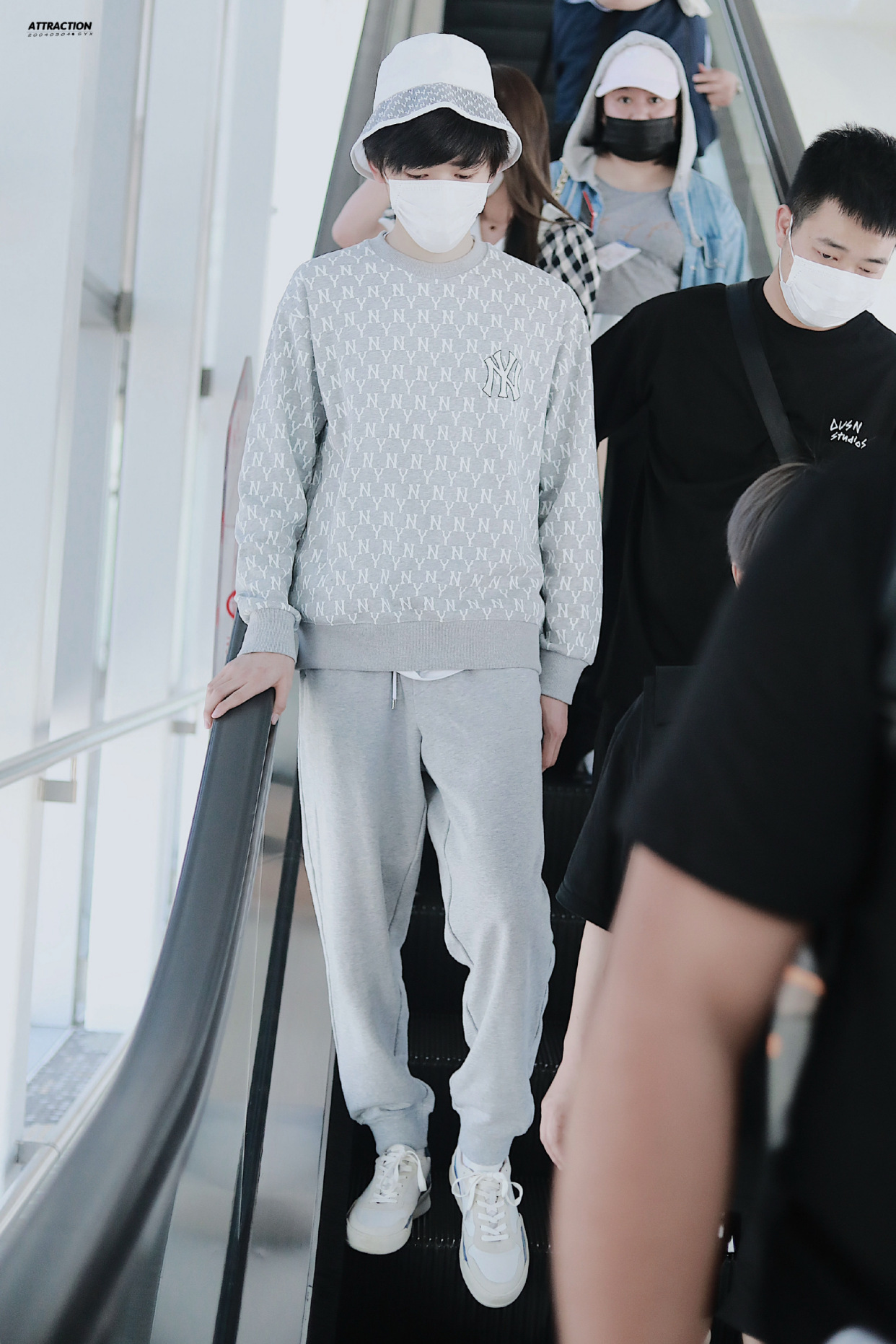 宋亚轩机场look一则,老花卫衣套装搭配拼色板鞋演绎运动风时尚