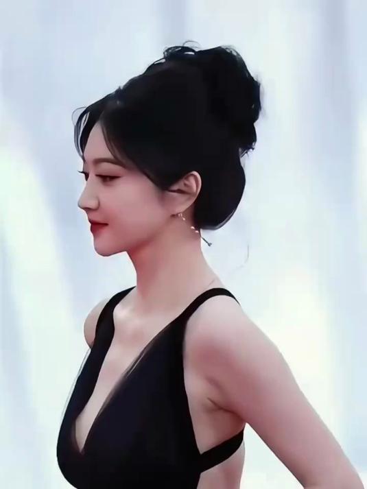 景甜黑色吊带礼服好开放,无惧走光尽显丰满身材,性感与优雅并存