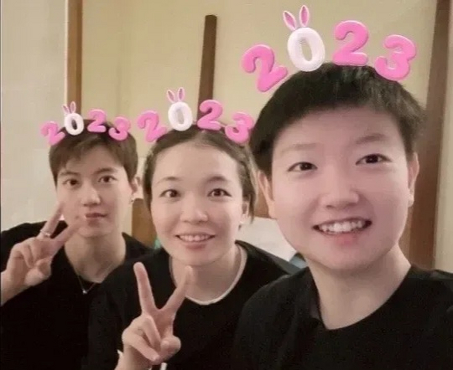 元旦节快递  孙颖莎,陈清晨,杜玥自拍[大笑][大笑]