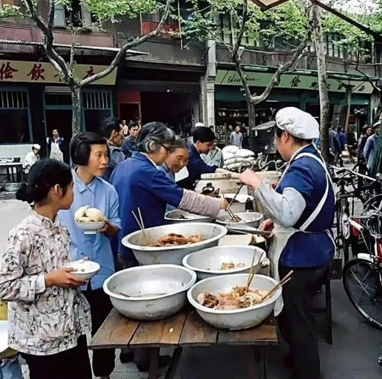 1981年,杭州老照片,街头卖熟食的小吃摊,顾客在排队买东西!