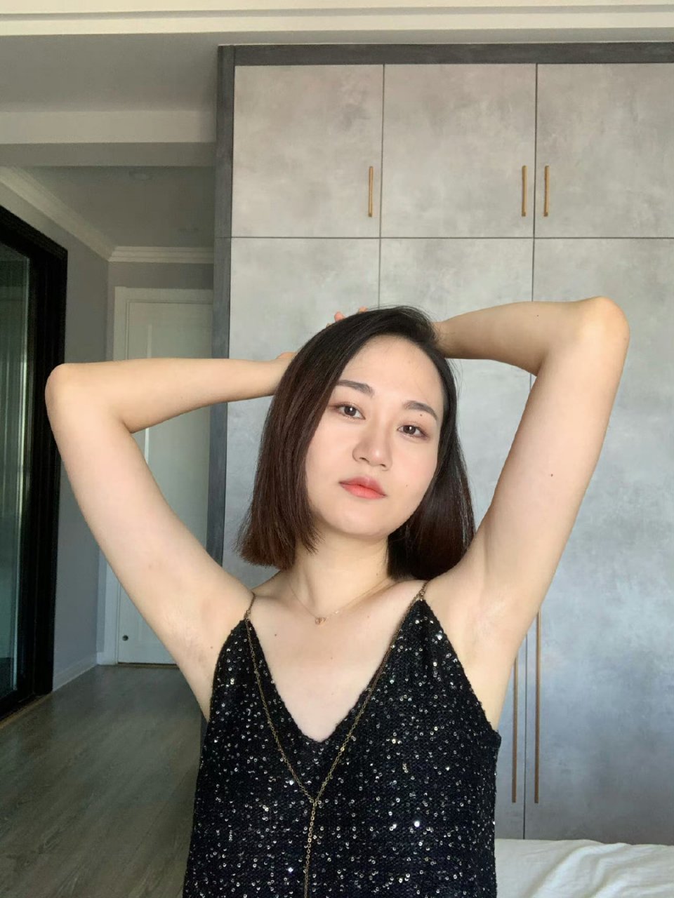 敢穿裙子露胳膊的,腋窝一般都没有腋毛吧!看着干净