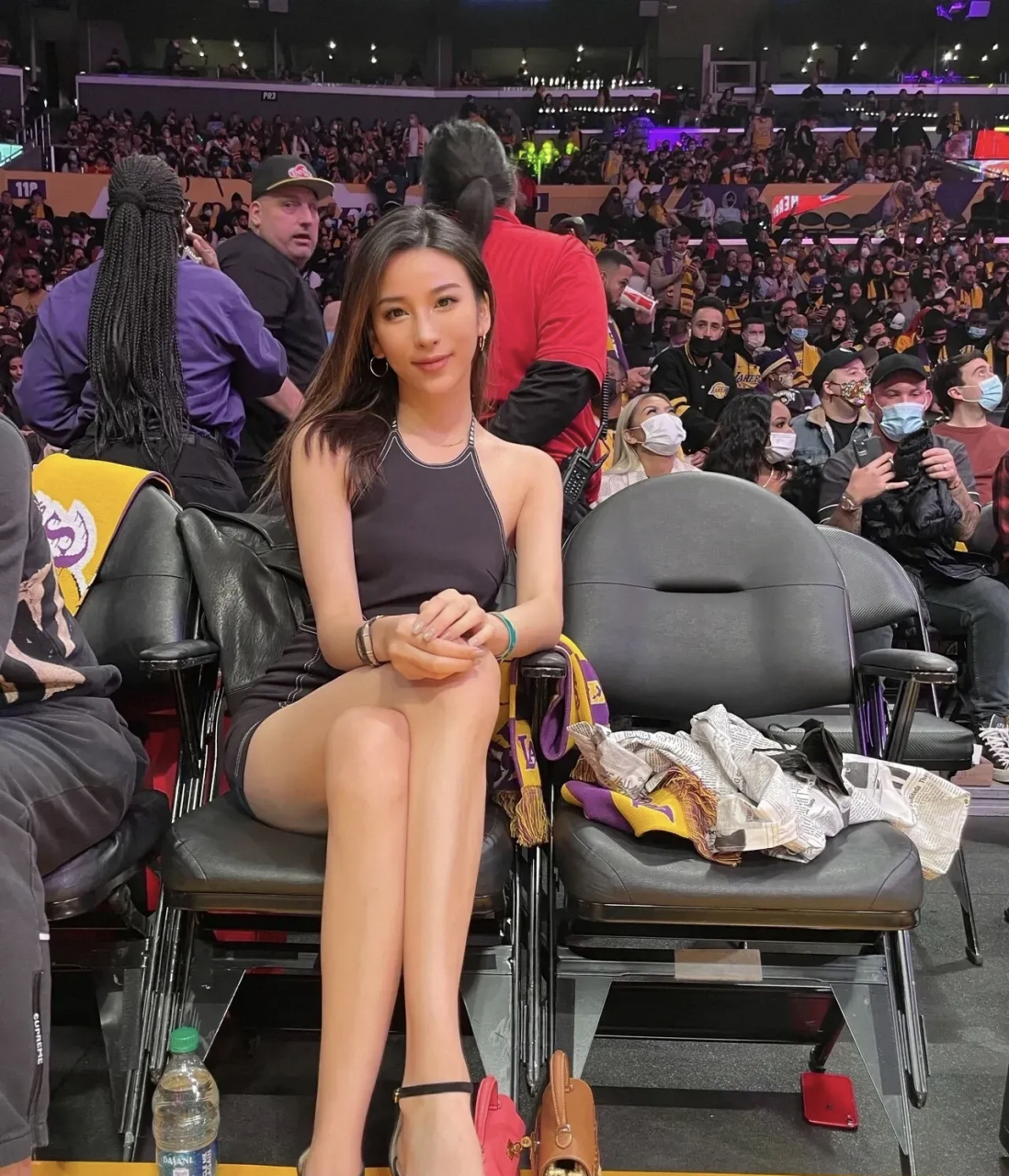 詹姆斯的女球迷就是俊俏啊! 这个一直坐在nba大咖旁的美女你们认识吗?