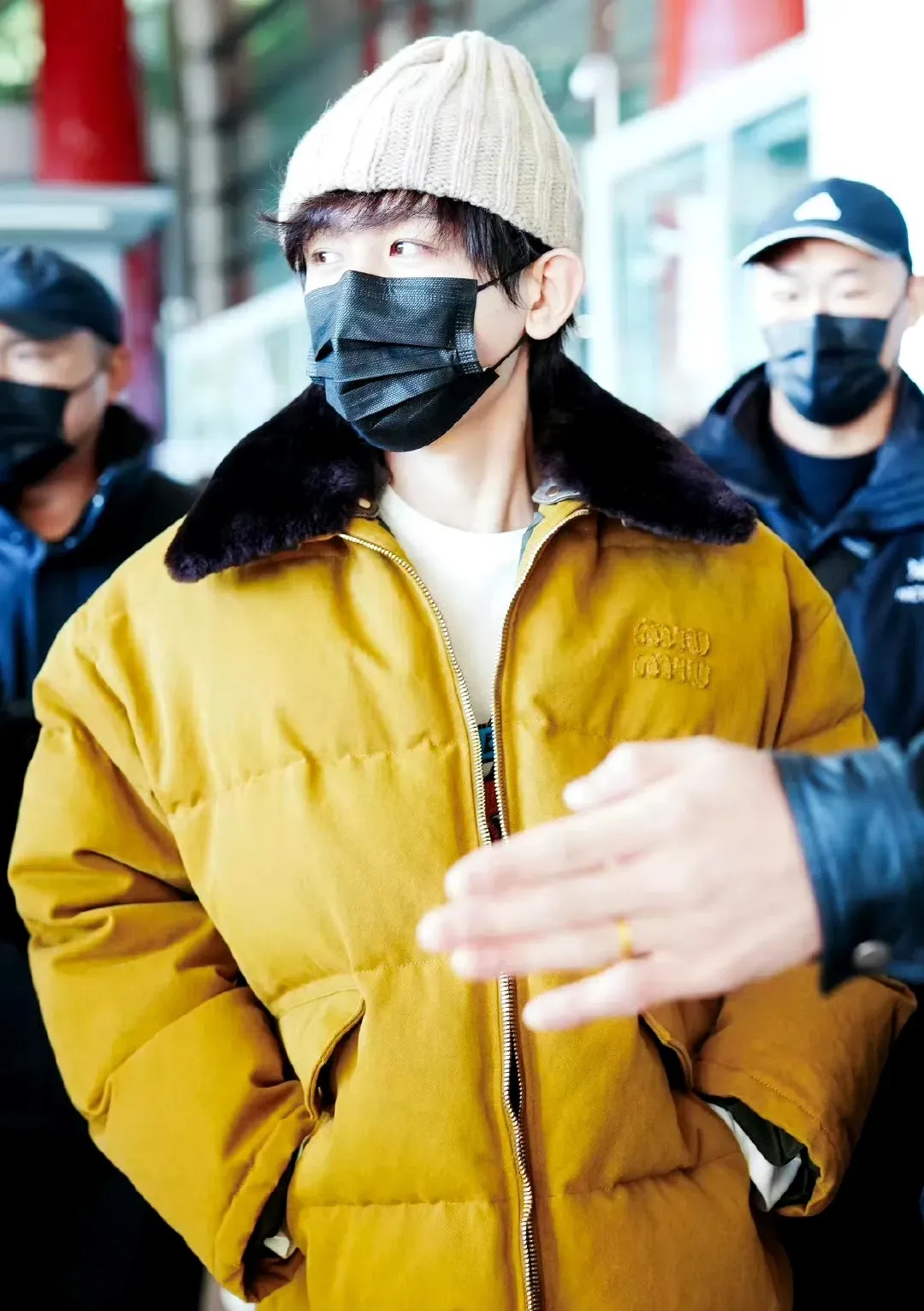 成毅行程被故意透露,看到现场画面才知原因,观众竟赶忙回家练习