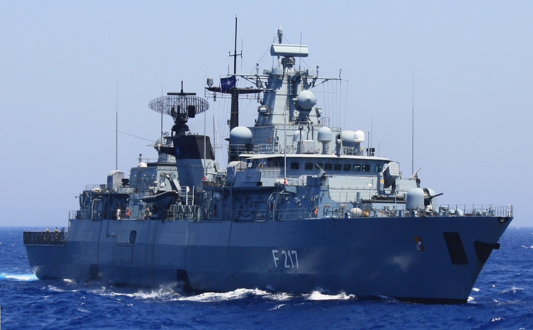 战舰欣赏:德国f217巴伐利亚号护卫舰.舰长139米,宽16.