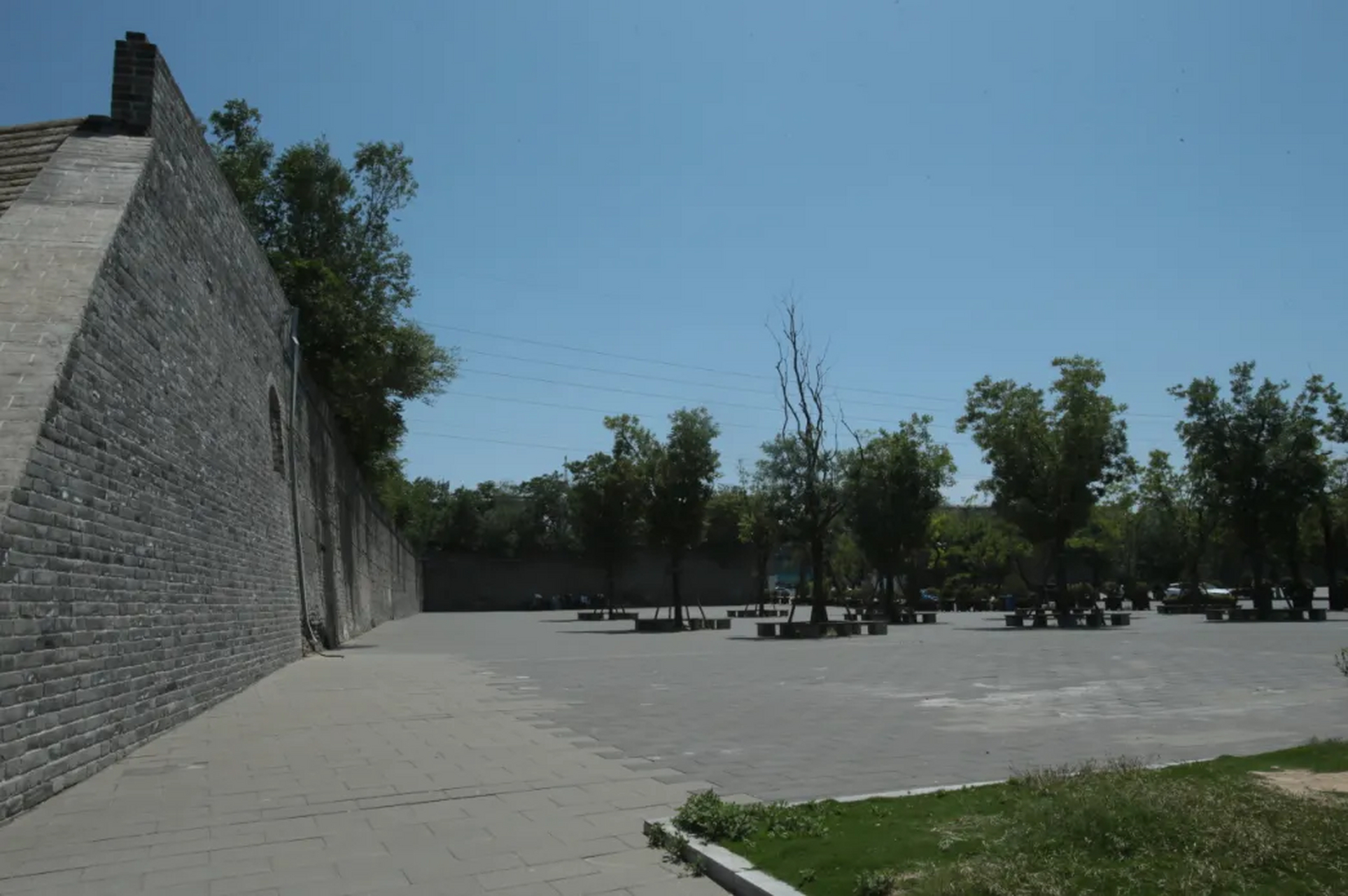 在开封古城有一条著名的道路中山路,是历经千年不变的南北中轴线.