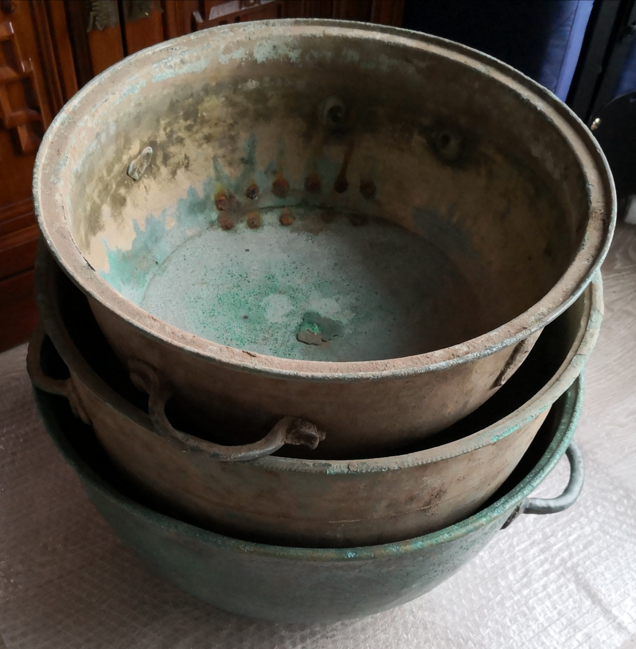 使用铆接技术的一套青铜锅