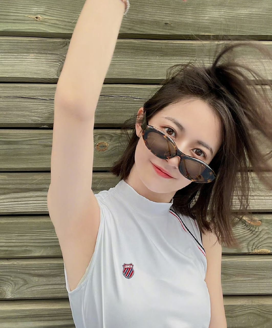 陈钰琪抱着球拍凹造型,运动系女明星魅力十足,她新剪的短发利落又淑女