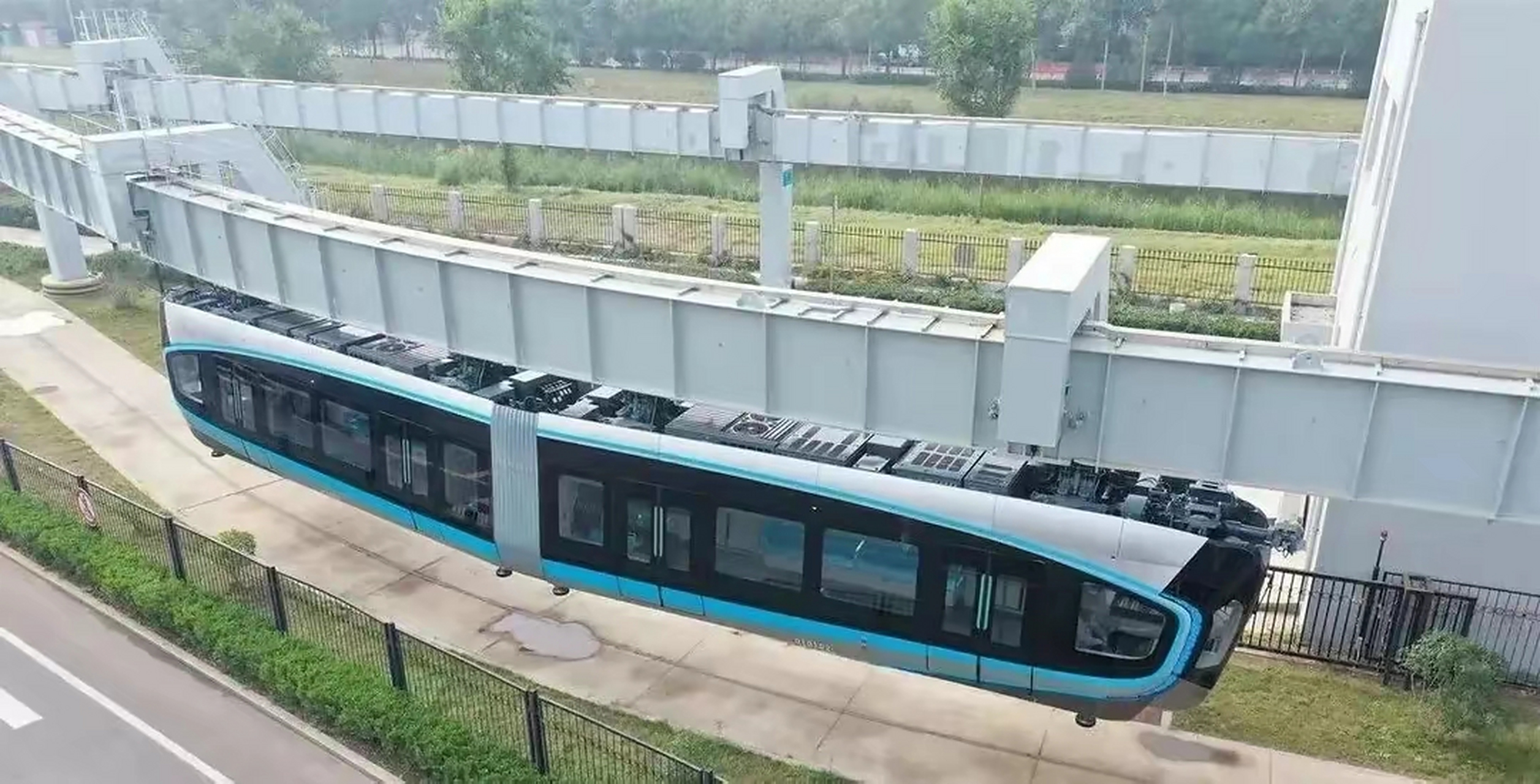 有市民表示,车开得高,价格更高,看来光谷空轨