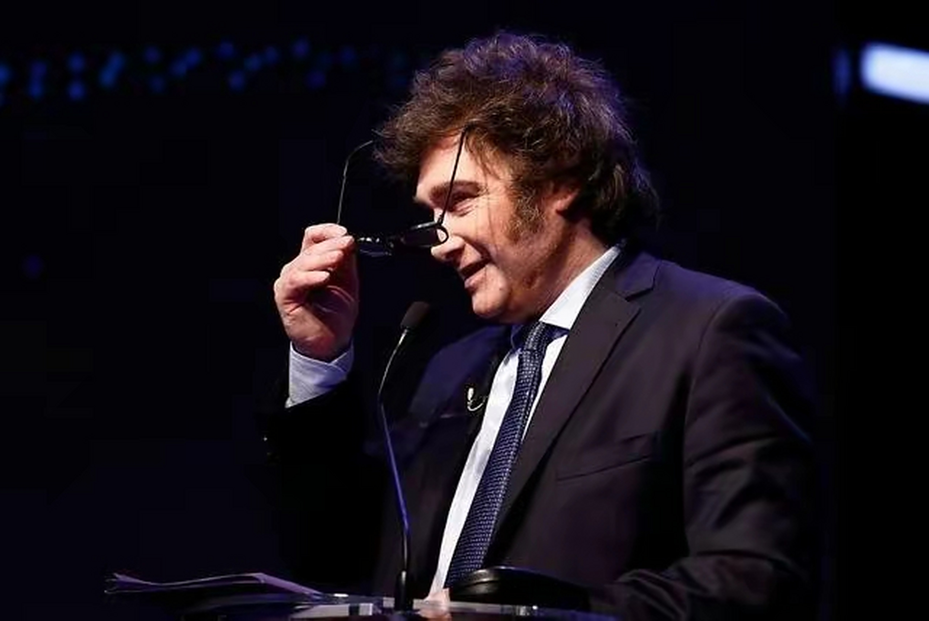 注意看,这是阿根廷新总统,曾是电台主持人兼"网红".