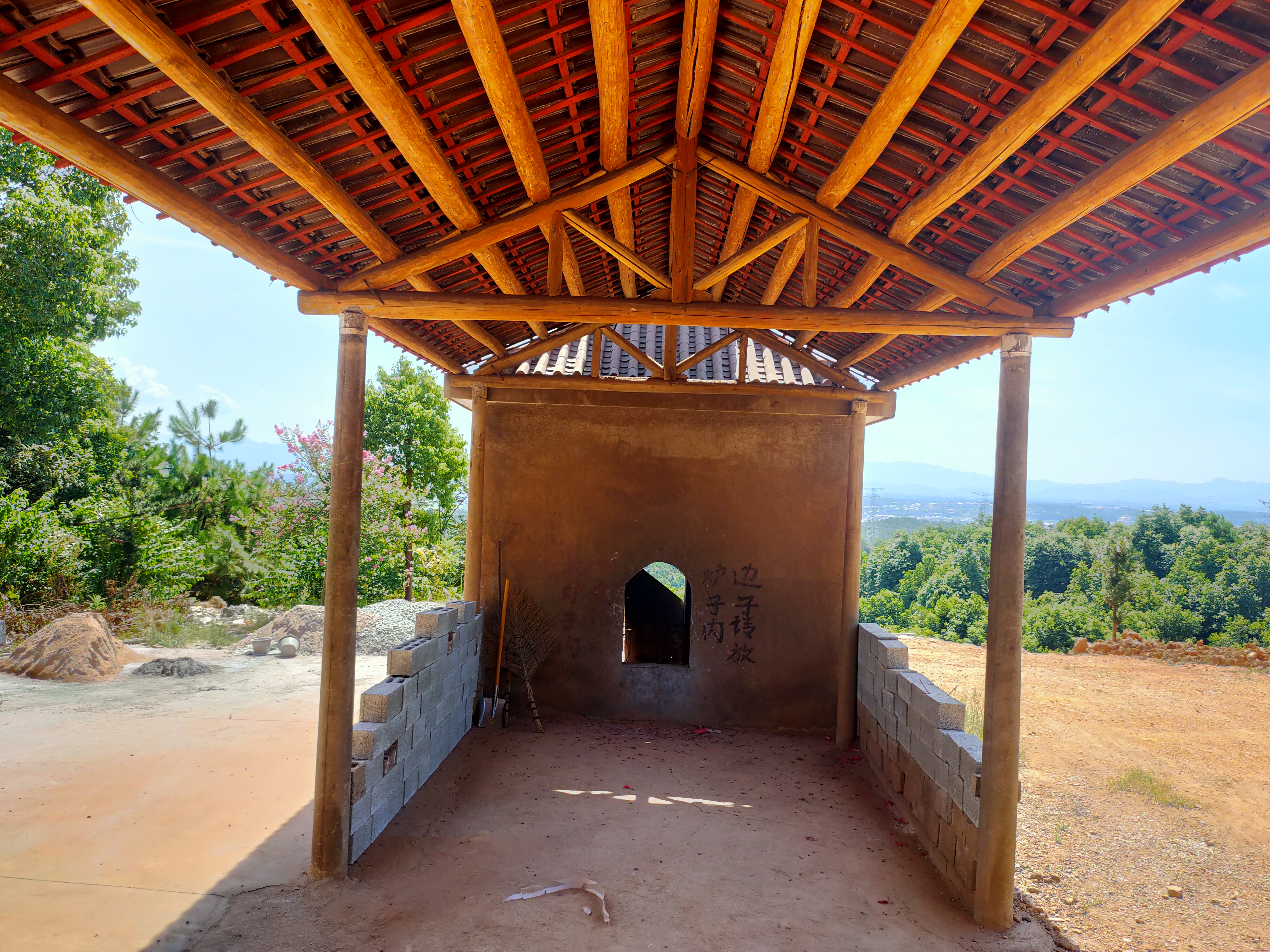 《七绝·浏阳吴王庙》蒿山岭上有圣堂,九域衣冠谒吴王