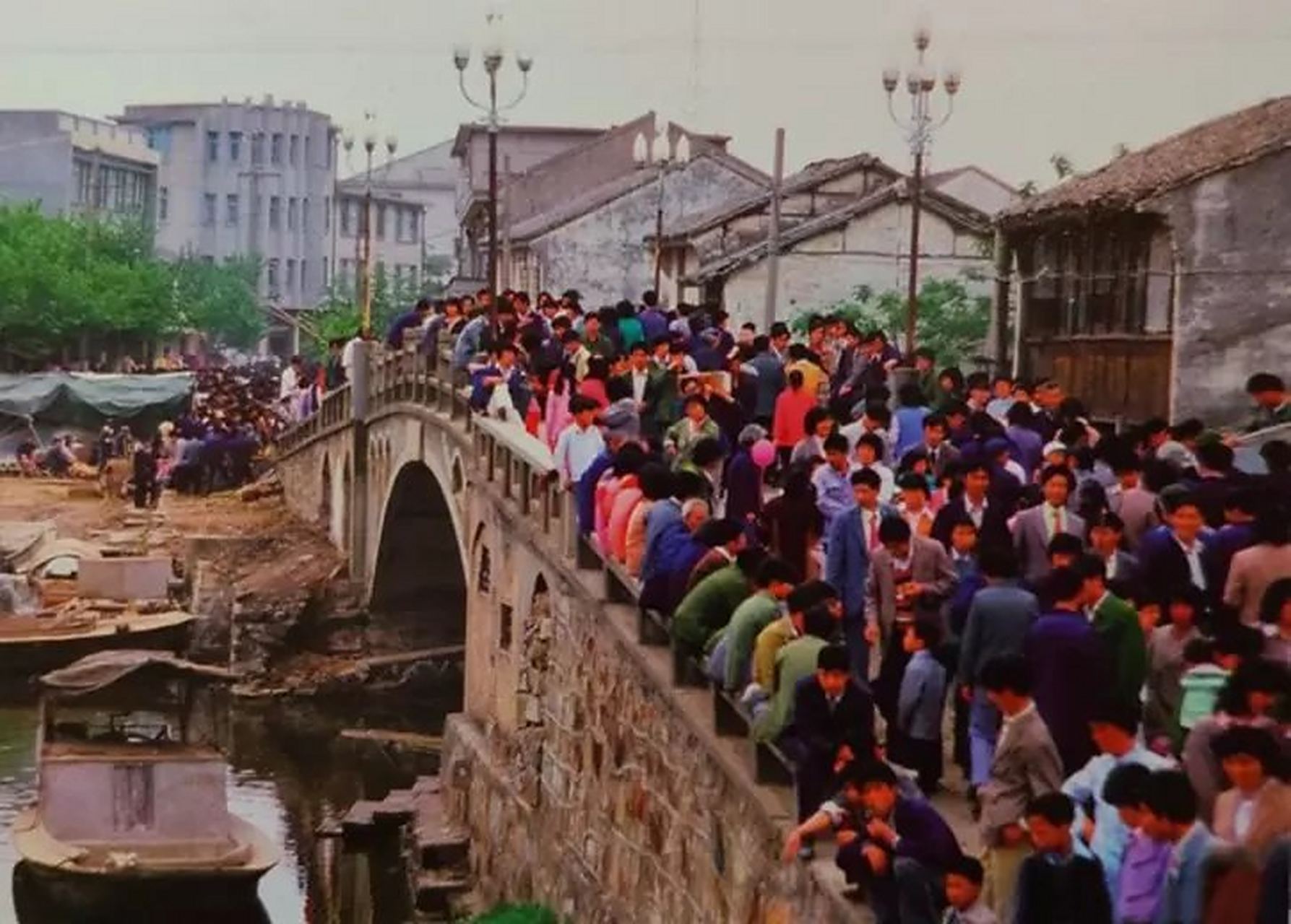 无锡# 1980年代的无锡八士桥庙会.